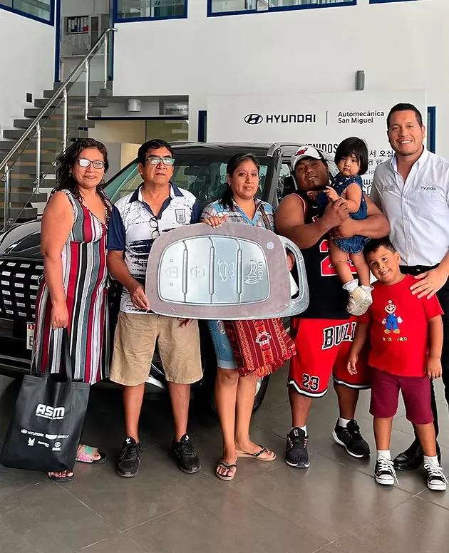 Cliente con su Hyundai CRETA Grand